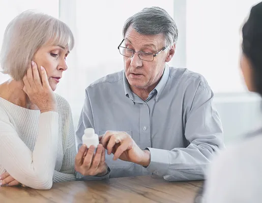 deux personnes agès avec une boite de medicaments dans la main du monsieur à Montauban dans le Lot-et-Garonne 82